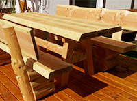 Tisch- und Bankkombinationen mit Holzschutz behandelt